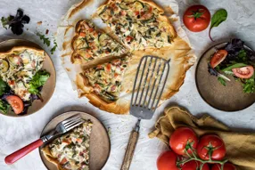 Tarte aux légumes d'été et à la poitrine fumée