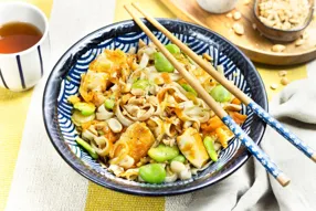 Wok de poulet aux fèves et cacahuètes