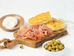 Olives vertes BIO, prosciutto milano BIO, burrata & pains foccacia