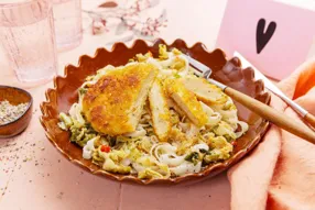 Crispy pané végétal & nouilles sautées au chou frisé pimenté