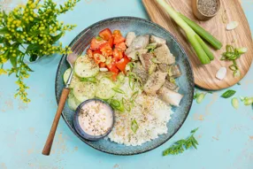 Poke bowl de poisson grillé, concombre et sauce sriracha pimentée