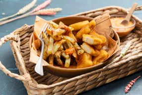 Nuggets végétaux, frites et muhammara (sauce levantine pimentée de poivron rouge et noix)