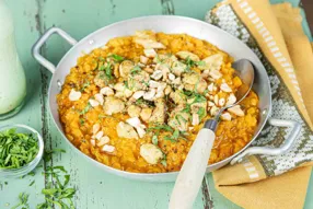 Dahl de lentilles corail, poulet, pomme aux épices Cachemire et noix de cajou