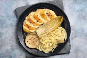 Filet de poulet, sauce au poivre et endive braisée