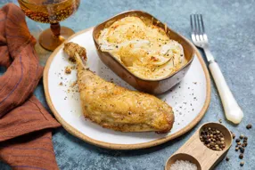 Cuisse de poulet rôtie et gratin de salsifis à l'emmental et moutarde