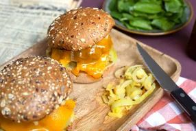 Burger de boeuf au cheddar et compotée d'oignon à la pomme