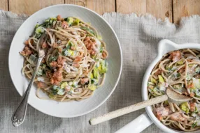 Spaghetti à l'emietté de saumon fumé aux baies roses et à la crème