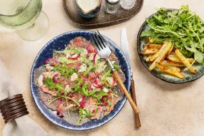Carpaccio de boeuf sauce façon tonnato (sauce au thon), pangrattato et pickles