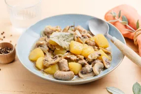 Tout-en-un : Cocotte de chipolatas, champignons et pommes de terre