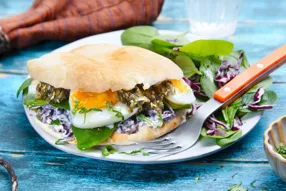 Sandwich au sésame, pousses d'épinards, oeuf et salade d'algues