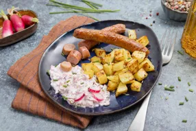 Chipolatas de volaille, tzatziki de radis roses et pommes de terre au fenugrec