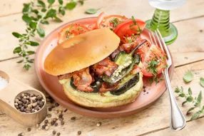 Bagel aux poivrons jalapeños , poitrine fumée et mayonnaise au curry