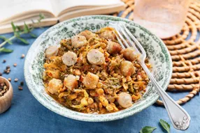 Cocotte de lentilles à la provençale, chipolatas de volaille au citron et chou