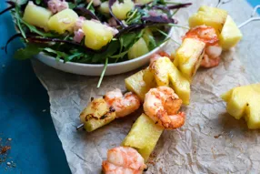 Brochettes de crevettes à l'ananas, salade de carotte violette et vinaigrette pimentée