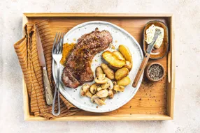 Faux-filet au beurre citronné, champignons et pommes de terre grenaille