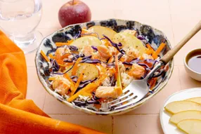 Salade de riz au saumon, chou rouge et vinaigrette asiatique