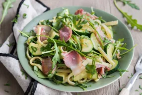 Salade tiède de spätzle à la poitrine fumée