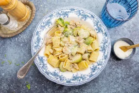 Rigatonis au poulet, crème de truffe et choux de Bruxelles
