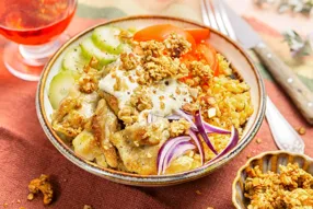 Bowl de poulet au curcuma, lentilles corail et granola salé