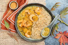Crevettes au lait de coco, curry, quinoa et noix de coco torréfiée