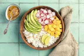 Bowl avocat, mangue, radis et vinaigrette piment coco