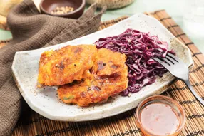 Kimchijeon à la carotte et mozzarella râpée (pancake coréen au kimchi) et sauce pimentée