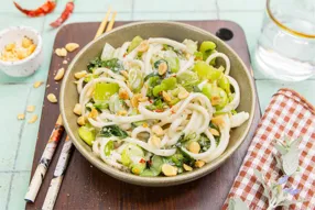Nouilles au sésame, chou pak choy et cacahuètes