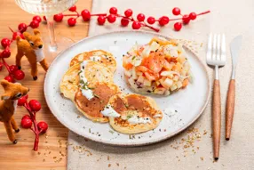 Tartare de saumon fumé, fenouil et pomme aux épices de sapin, pancakes et sauce fromage blanc