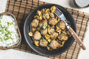 Boulettes de porc glacées au sirop d'érable et champignons