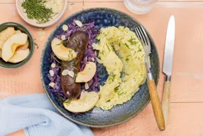 Boudin noir, chou rouge et pommes au vin blanc