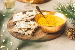 Velouté de butternut à la muscade et tartines au délice de Bourgogne à la truffe