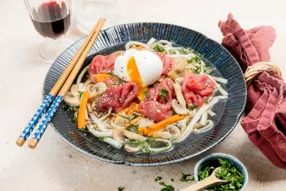 Ramen au carpaccio de boeuf, champignons, coriandre et oeuf mollet