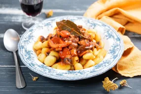 Gnocchis et légumes au vin rouge façon bourguignon