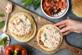 Blinis au ktipiti et salade de tomates