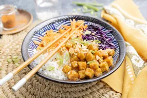 Bowl de riz, chou rouge et carotte façon mapo tofu pimenté