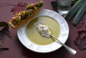 Soupe de pois cassés et toast de fondue de poireau à la poitrine fumée