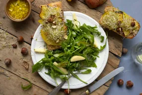 Tartines à la crème de noisettes, betterave jaune rôtie et pousses blanches