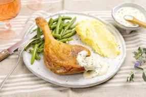 Cuisse de canard crémeuse au vin blanc et à l'estragon, haricots verts à l'ail