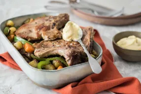 Côtes de porc et poêlée de légumes à l'aïoli