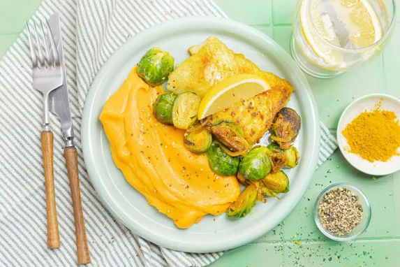 Filet d'églefin grillé au curry, choux Bruxelles & purée de patate douce